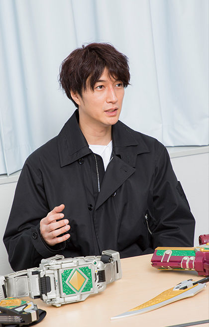 Csmギャレンバックル発売記念 橘朔也役 天野 浩成氏 インタビューページ Bandai Toys Shop プレミアムバンダイ バンダイナムコグループ公式通販サイト