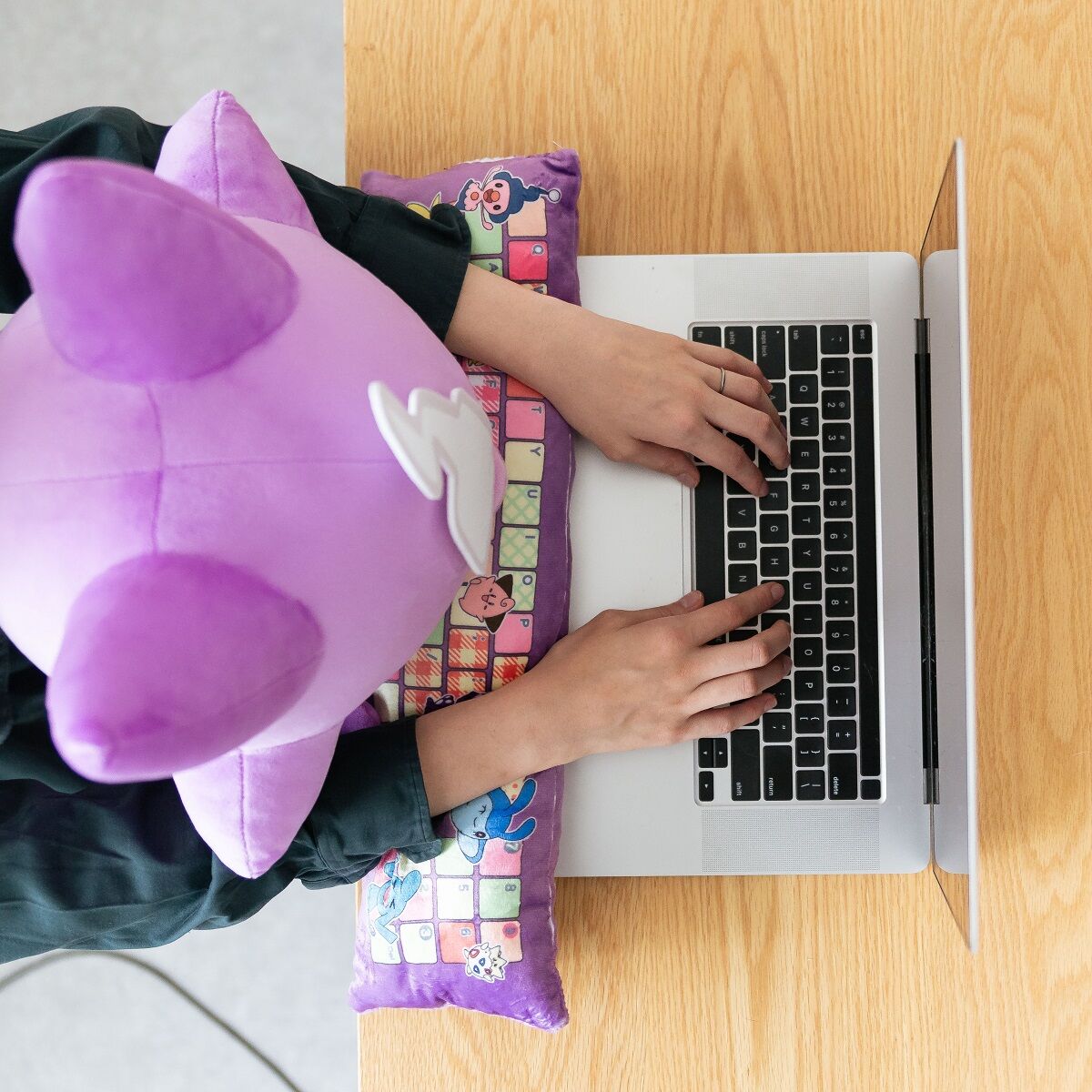 エレズン PCクッション ポケモン プレミアムバンダイ　ぬいぐるみ　大きい　新品 あかごポケモン“エレズン”でリラックス！アームレスト付きのPC