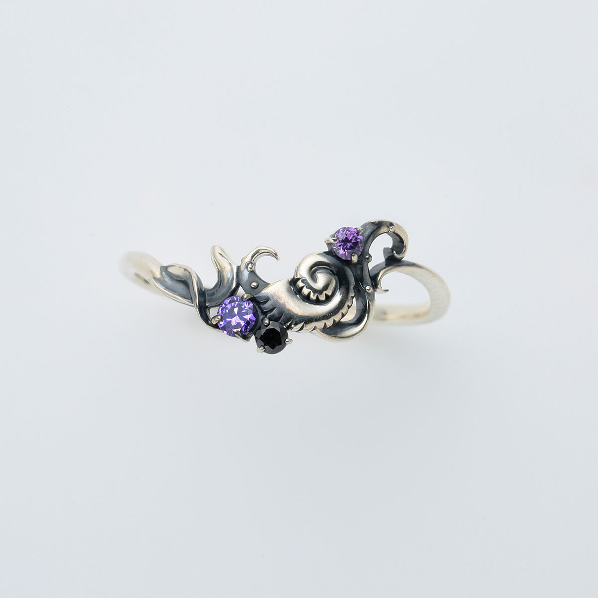 ディズニー ツイステッドワンダーランド』×MATERIAL CROWN イメージ