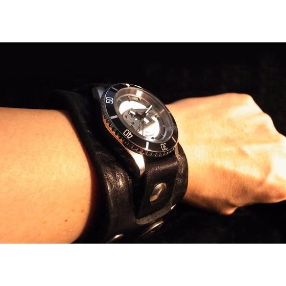 ブラッドピットメキシカン着用レッドモンキー時計 - メンズ腕時計