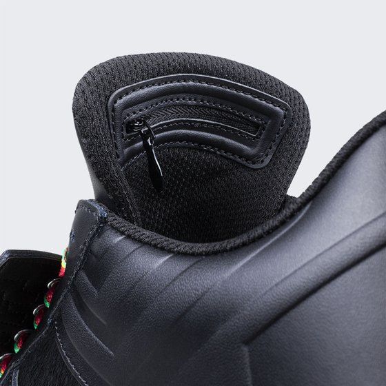 ���ʃ��C�_�[OOO �X�j�[�J�[ �bHENSHIN by KAMEN RIDER