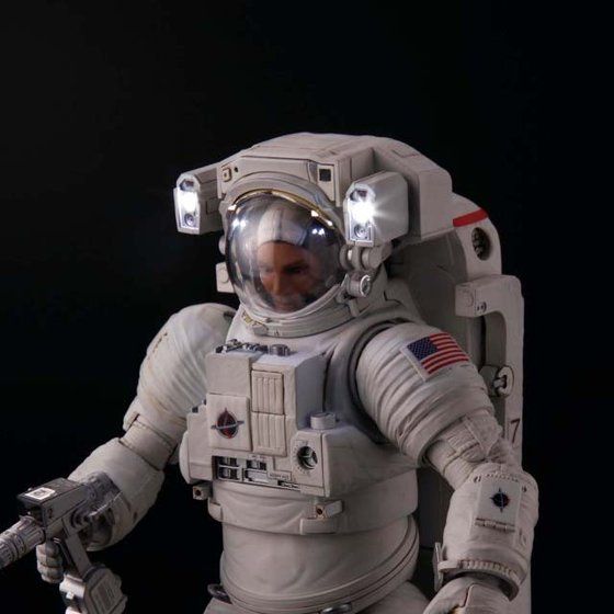 2011年発売・絶版・新品◆バンダイ／ISS 船外活動用宇宙服 スペーススーツ 1／10 プラモデル『未開封&未使用』！ ISS船外活動用宇宙服 (プラモデル) - ホビーサーチ ミリタリープラモ