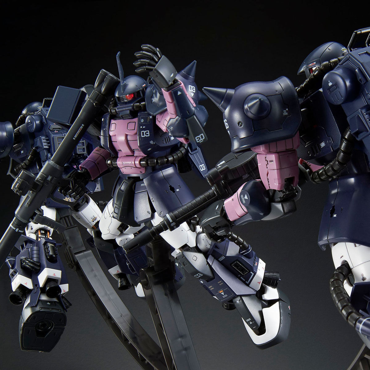 よろしくお願いしますRG  1/144 黒い三連星専用ザクII ３機 ＆ トリプルアクションベース