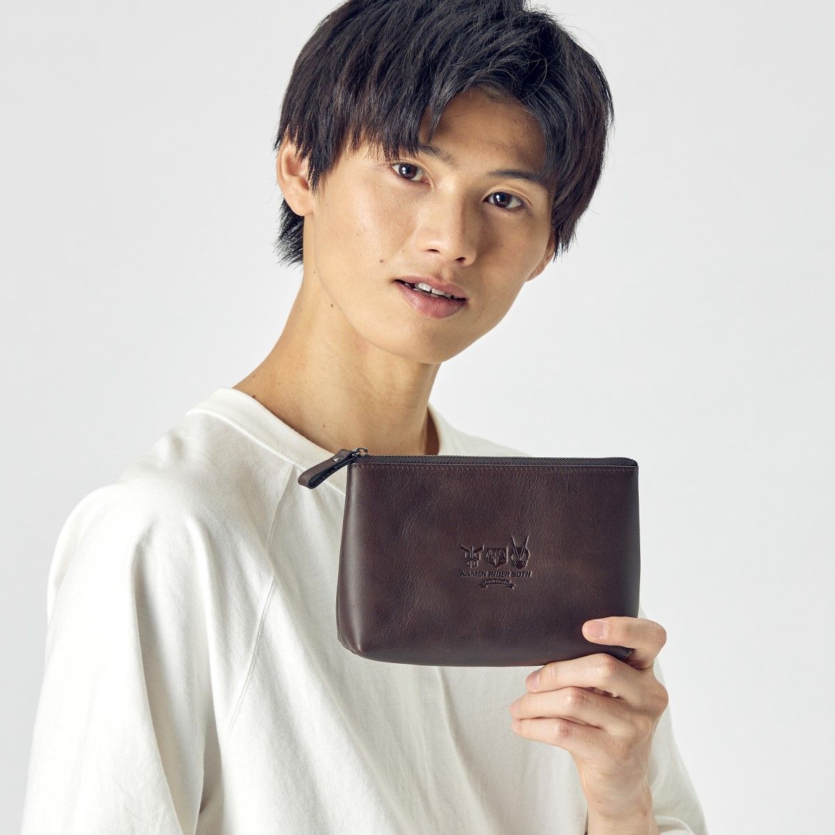 仮面ライダー50th 1号・クウガ・ゼロワン 本革ポーチ（ブラウン