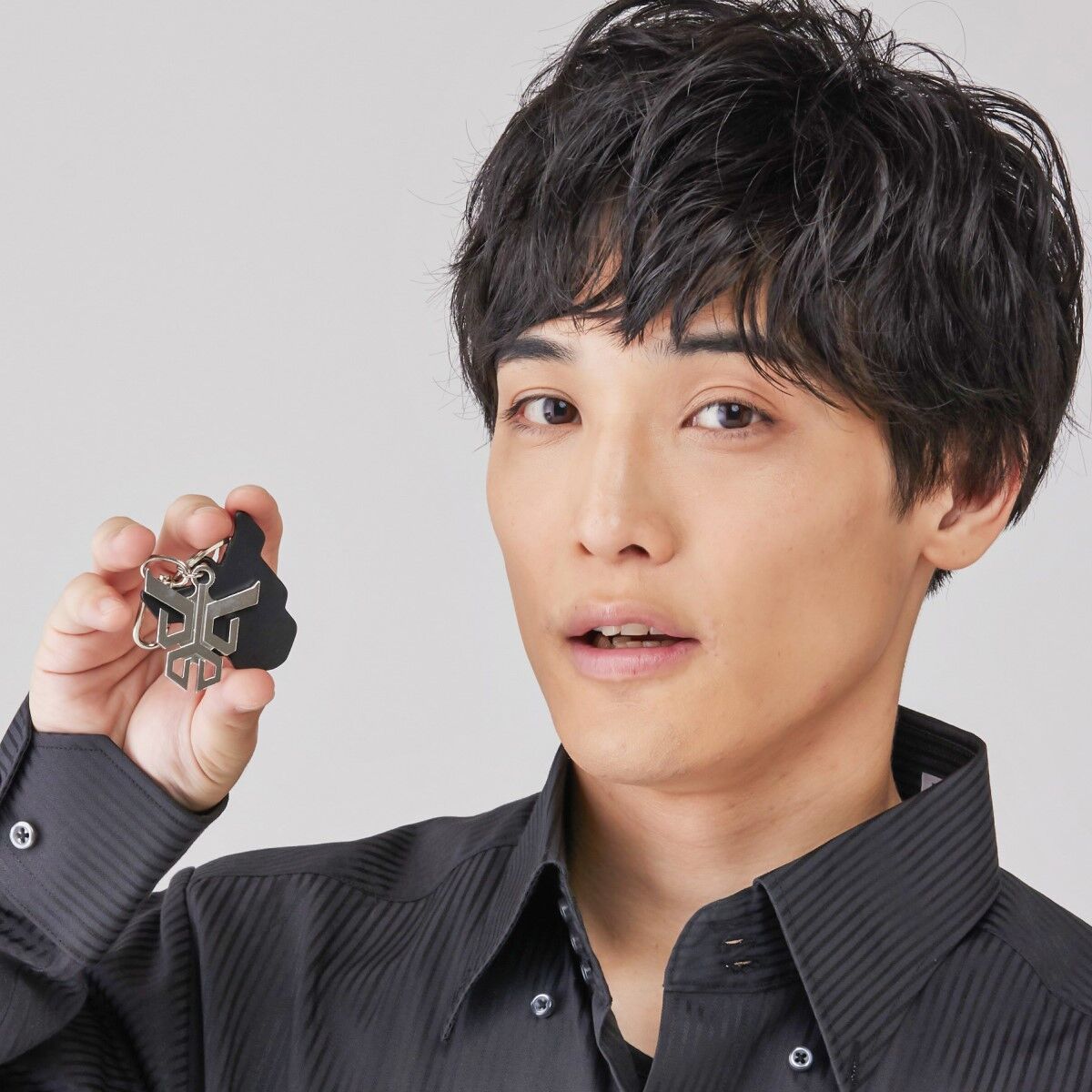 仮面ライダークウガ クウガマーク レザーキーホルダー | 仮面ライダー