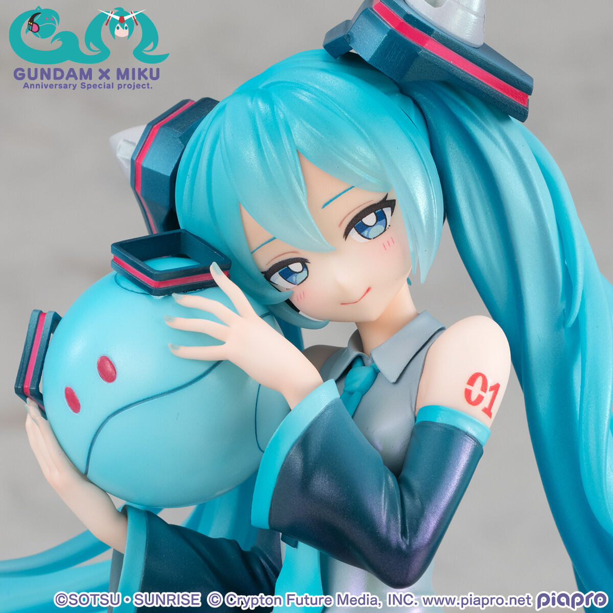Megahobby Lucrea GN-0000 00 Gundam(Hatsune Miku Version)