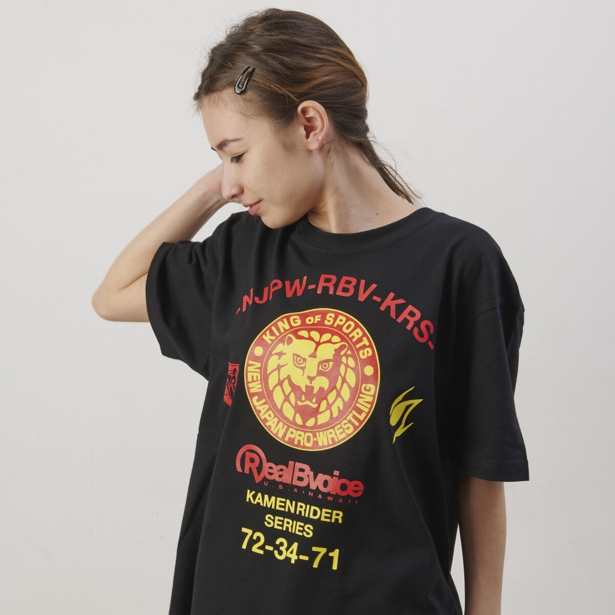 仮面ライダーシリーズ×新日本プロレス×RealBVoice Tシャツ（黒