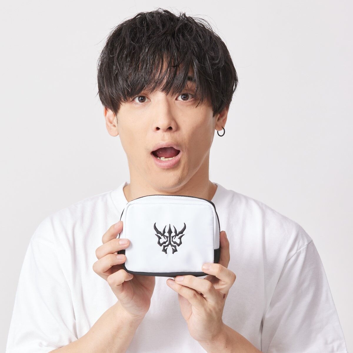 仮面ライダークウガ 刺繍ポーチ | 仮面ライダークウガ | アニメグッズ