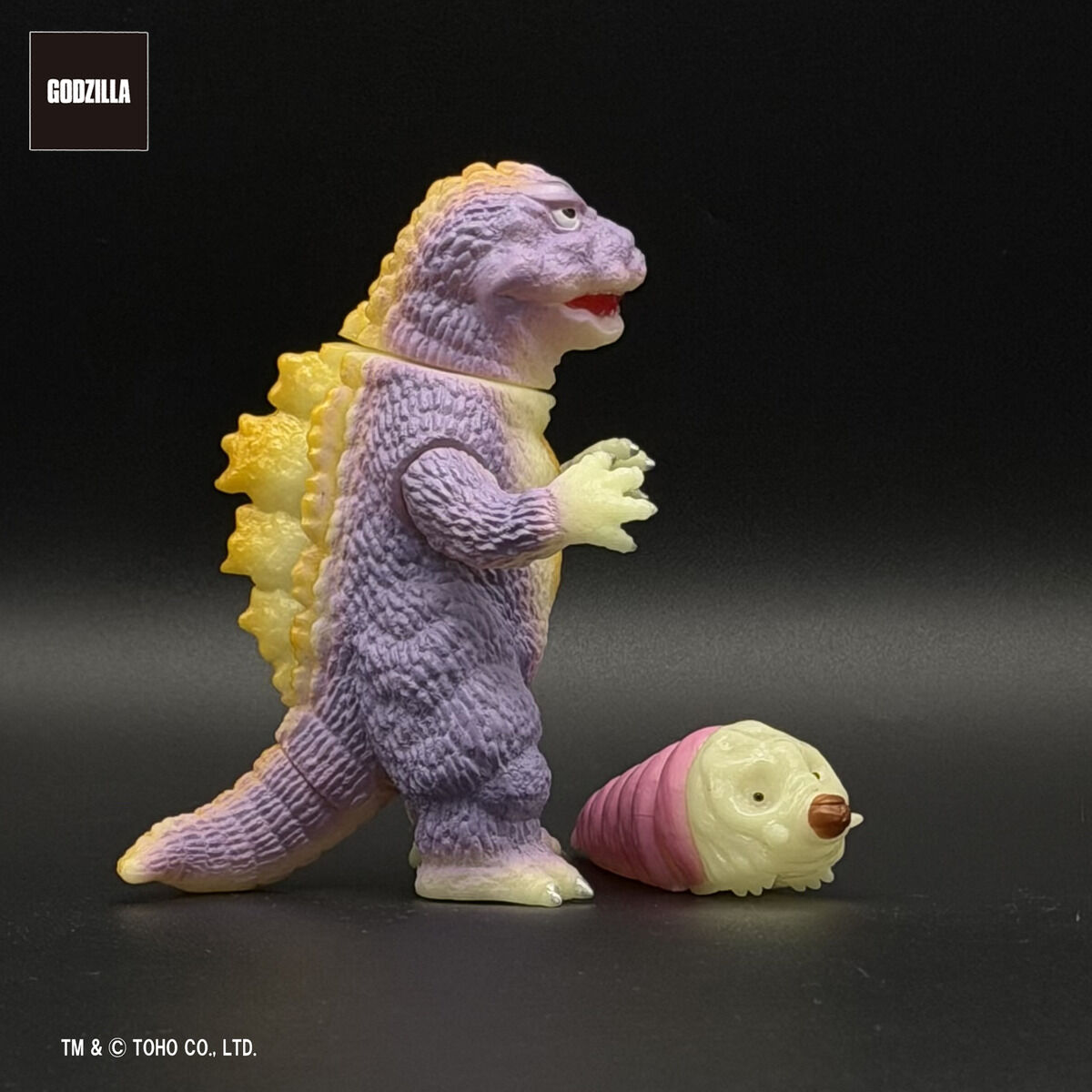 缶バッチ　ゴジラシリーズ  ピンクモスラ　非売品 1997 TOHO/TOHO EIGA イエローはたくさんありますが ピンクはなかなかありません GVA-MC ゴジラ（1964）＆モスラ幼虫 パープルグロー（ピコピコ