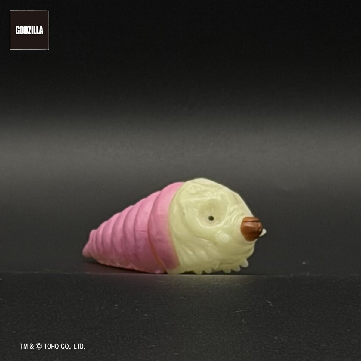 缶バッチ　ゴジラシリーズ  ピンクモスラ　非売品 1997 TOHO/TOHO EIGA イエローはたくさんありますが ピンクはなかなかありません GVA-MC ゴジラ（1964）＆モスラ幼虫 パープルグロー（ピコピコ