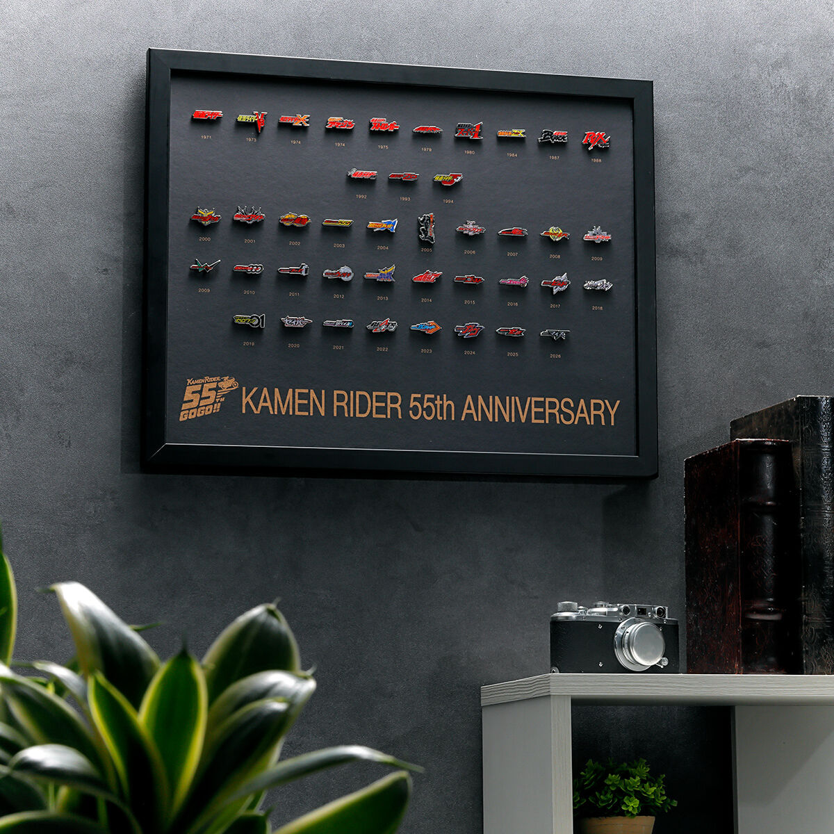 仮面ライダーシリーズ55周年記念 歴代作品ロゴ 額装ピンズセット