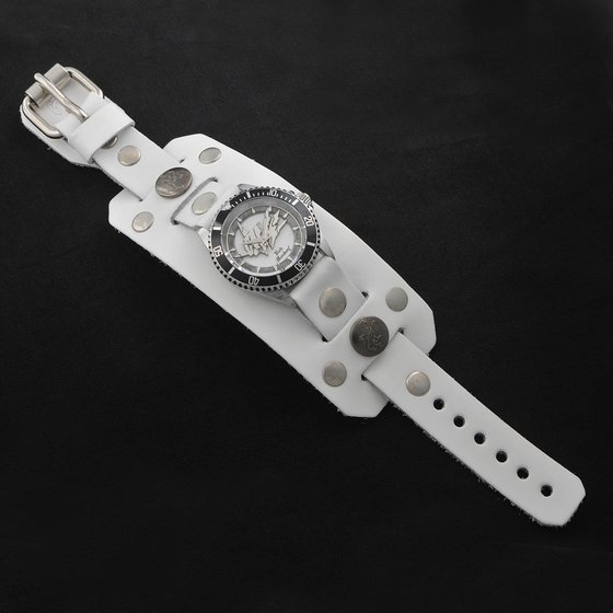 デジモン「オメガモン」のレザー腕時計が登場 盤面に“シルバーの凸凹