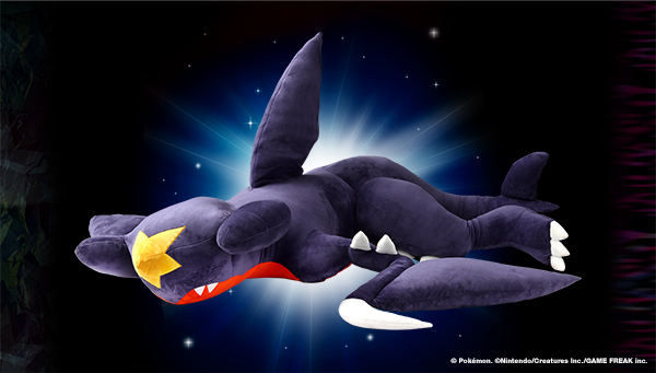 マッハポケモン「ガブリアス」が大きなクッション(全長約1.6m)になって マッハポケモン「ガブリアス」が大きなクッション(全長約1.6m)になって